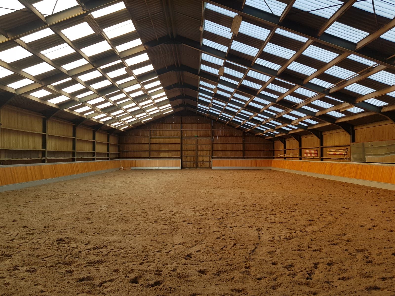 De overdekte binnenbaan van Manege M. Meijer